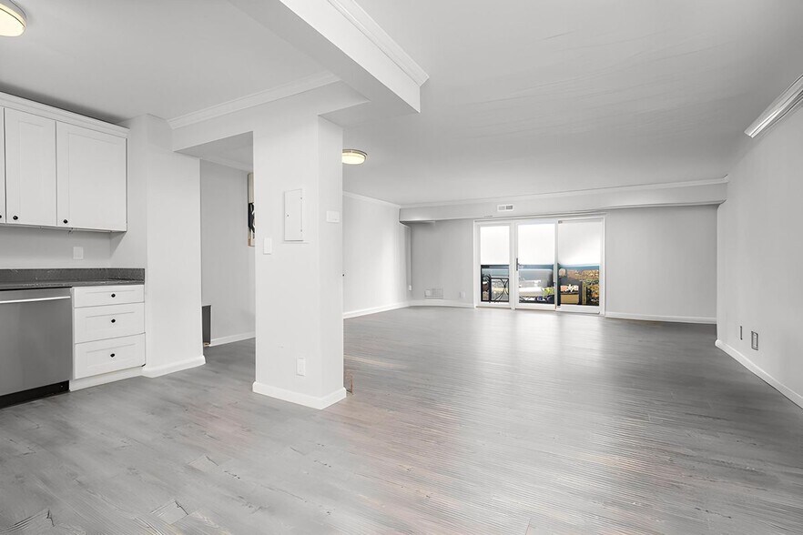 Building Photo - 8370 Greensboro Dr