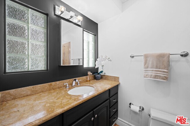 Building Photo - 2563 Hutton Dr