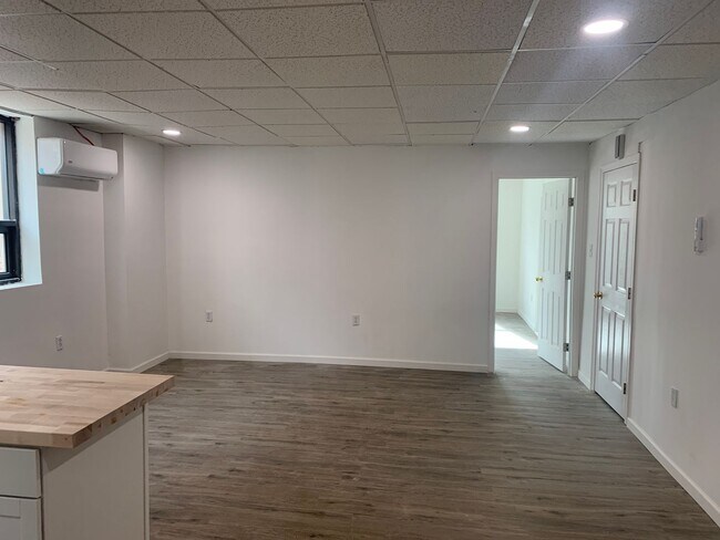 Building Photo - 2nd Floor Modern Renovated 1 Bedroom Parki...