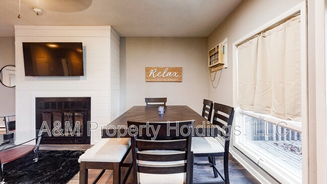 Building Photo - 3120 Greenbriar Dr