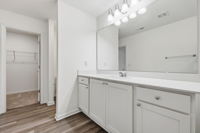 Building Photo - 307 Spaight Acrs Wy