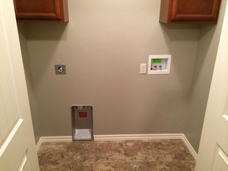 laundry hook ups - 127 Ashley Dr