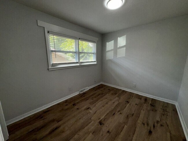 Building Photo - Newly renovated 2-bedroom, 1-bath duplex in Charlotte Located just minutes from NoDa, Plaza Midwo...