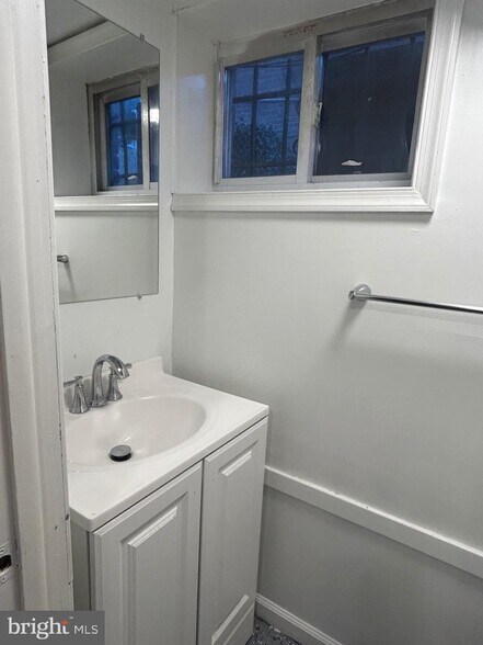 Building Photo - 118 Urell Pl NE