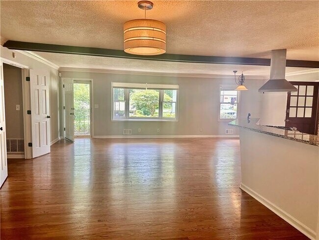 Building Photo - 2805 Pine Hill Dr