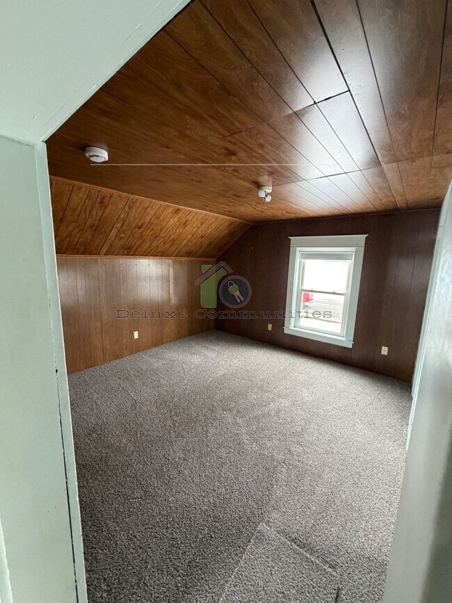 Building Photo - SINGLE FAMILY 2 Bed Available NOW in MARNE!