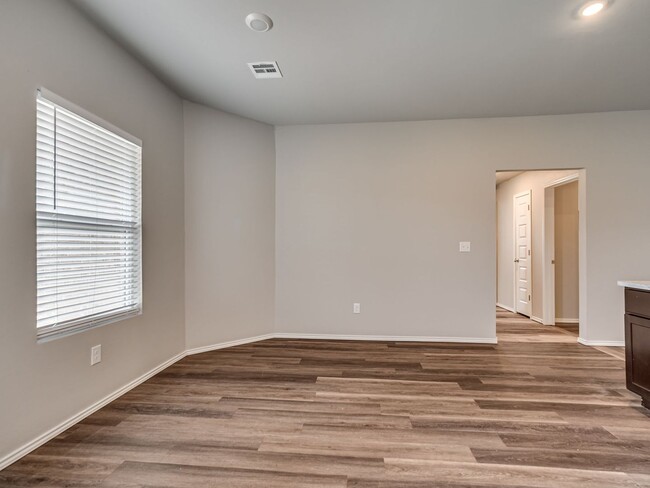 Building Photo - Home Close to Surrey Hills + 3 bedrooms