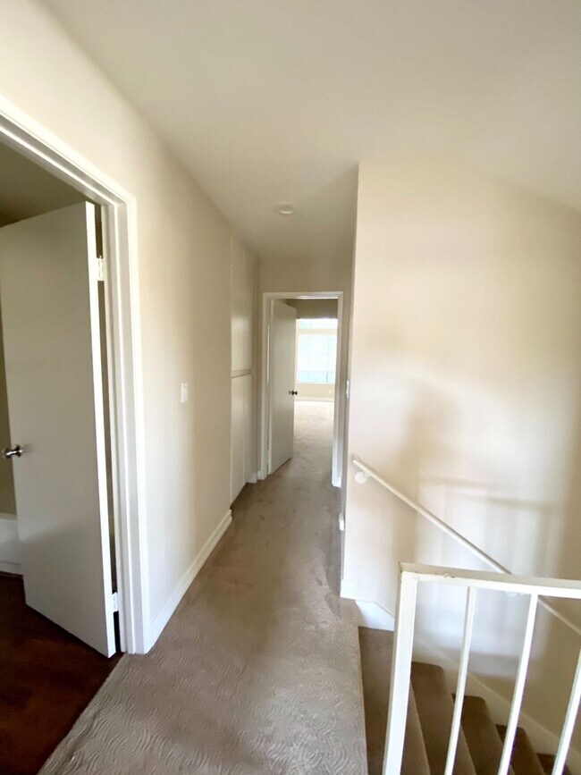 Building Photo - Three Bedroom, 2.5 Bath - Thousand Oaks
