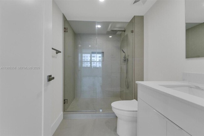 Building Photo - 1155 Brickell Bay Dr