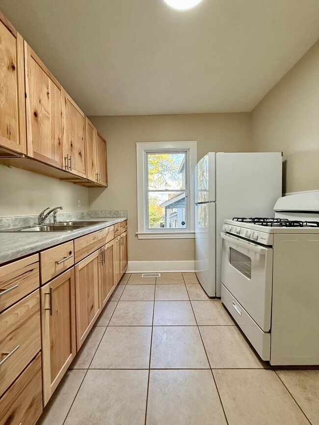 Building Photo - Four Bedroom Home in Kalamazoo