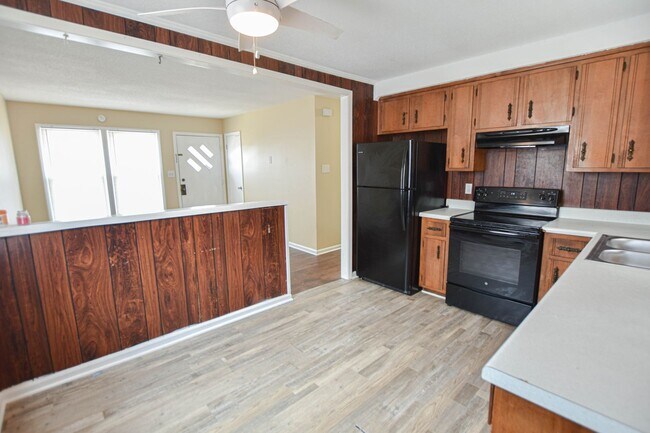 Building Photo - Pet Friendly Three Bedroom!