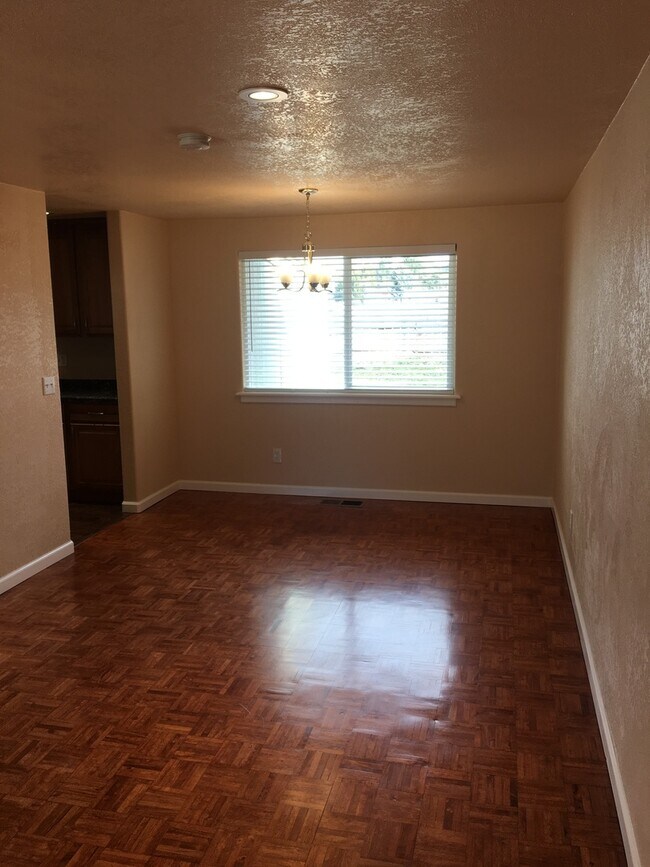 Building Photo - 3 bedroom 2 bathroom house - Stewart Lennox