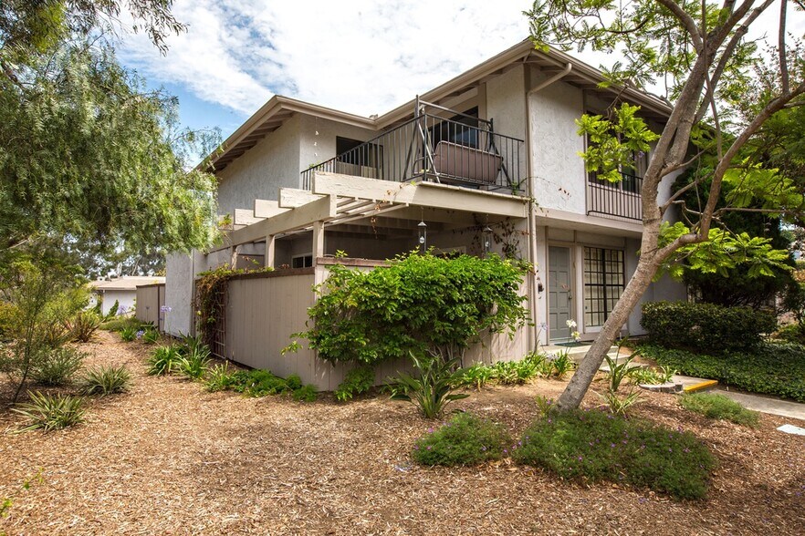 House sits over a cliff and hidden well away from main street traffic - 9594 Easter Way
