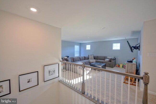 Building Photo - 65 Westmont Dr