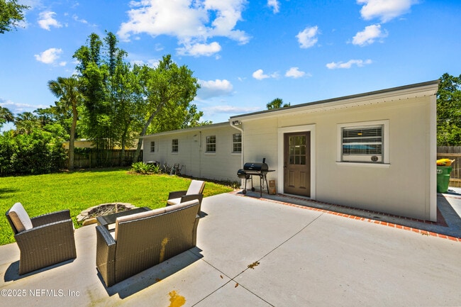 Building Photo - 1717 Sunset Dr
