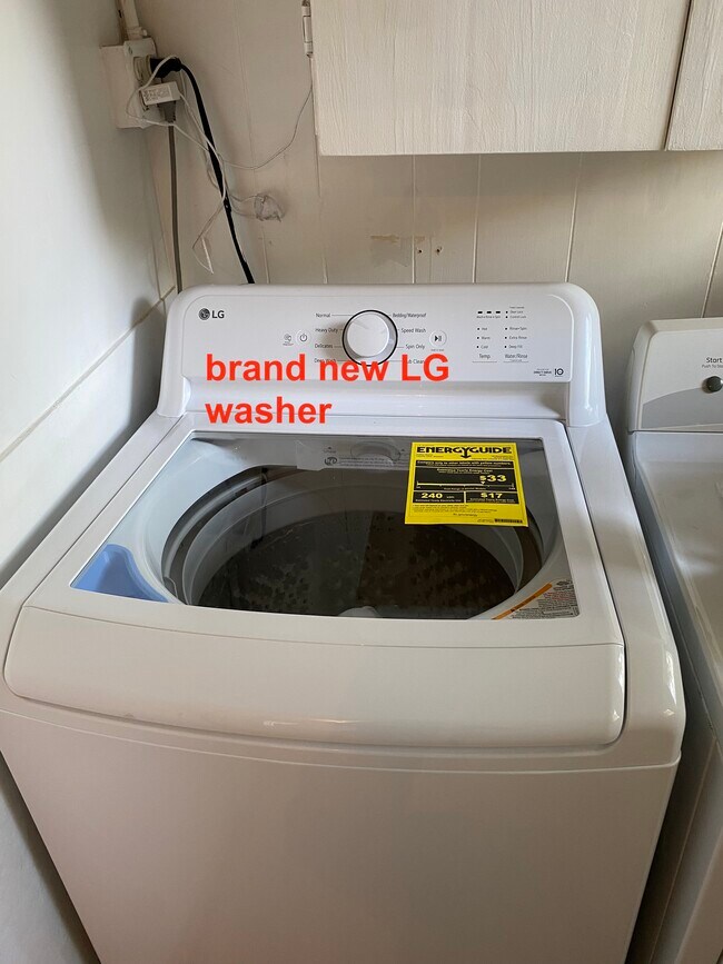 Building Photo - 648 Woodlawn Ave