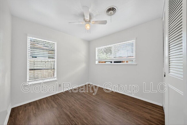 Building Photo - 121 Rosewood Dr