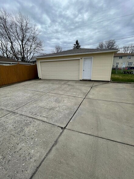 Building Photo - 225 Sunshine Dr