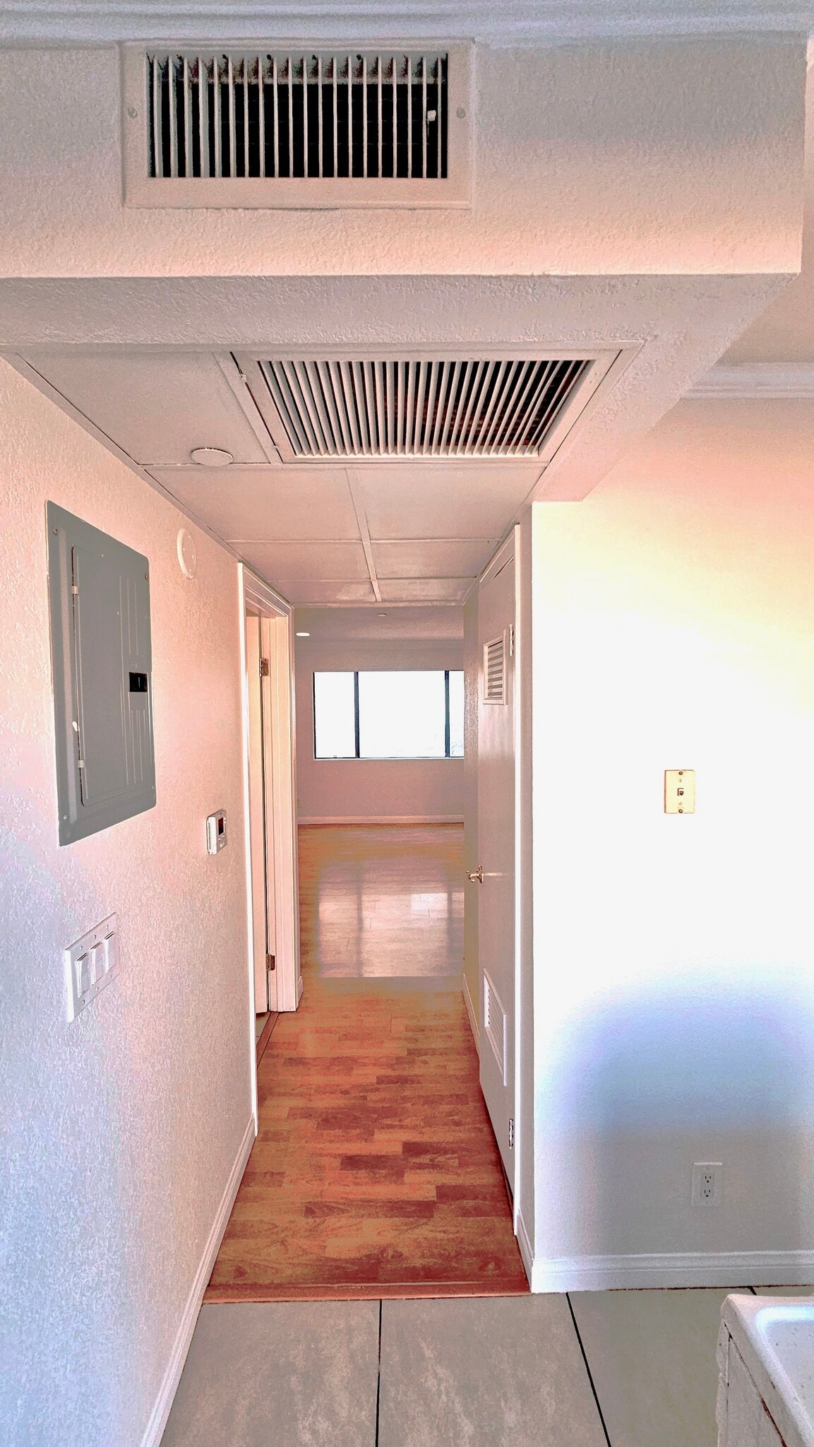 Building Photo - 1043 Thompson Ave