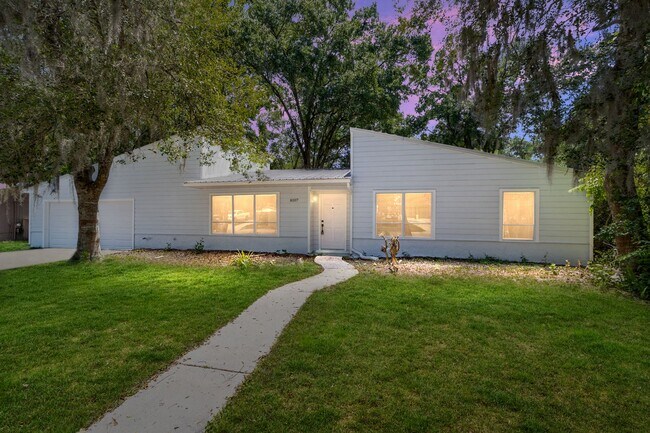 Building Photo - Beautifully Renovated 3 Bed 2 Bath Home in...