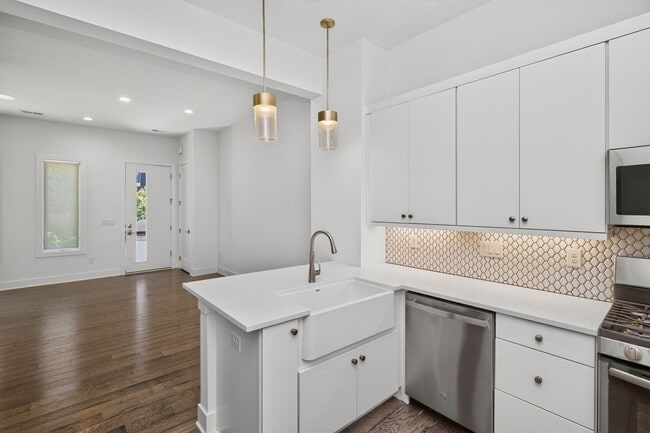 Building Photo - LUXURY TOWNHOME!! 3 Bedroom, 2.5 Bathroom Townhome in Des Moines!