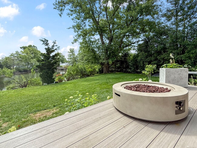 Building Photo - 52 Shorehaven Rd