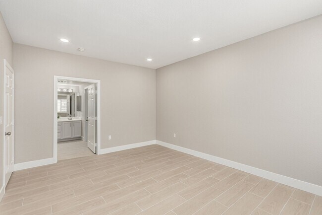 Building Photo - Upgraded 2 Bed 2 Bath with attached 1 Car ...