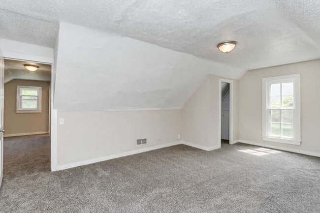 Building Photo - Spacious 3 Bed/2 Bath Home for Rent in Newton! Coming Available in mid-July!