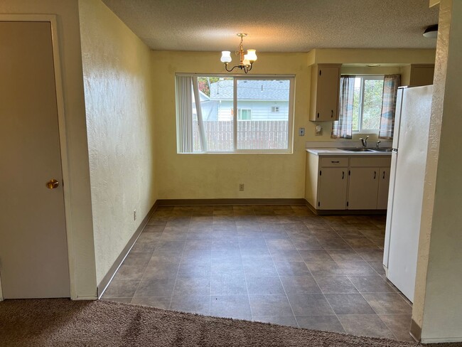 Building Photo - Solid 2 bedroom 1 bath duplex with garage!