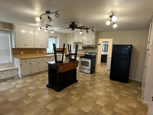 Building Photo - 14733 Jackson Ave