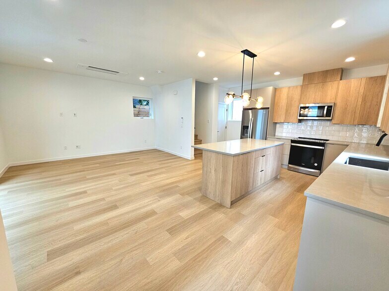 Building Photo - 922 16th Ave