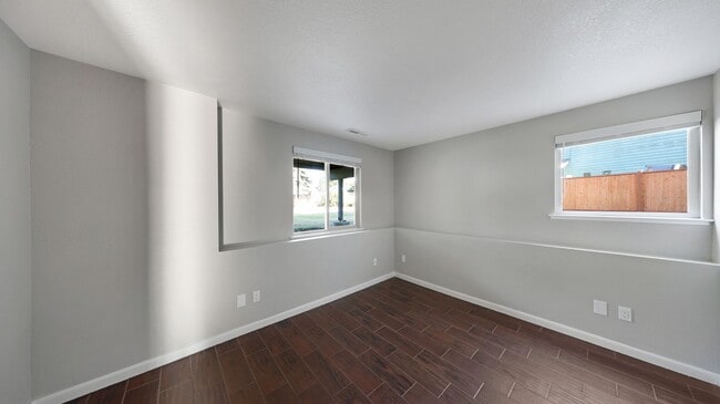 Building Photo - 3 Bed 2 Bath - Large Yard - Group - Dog Fr...