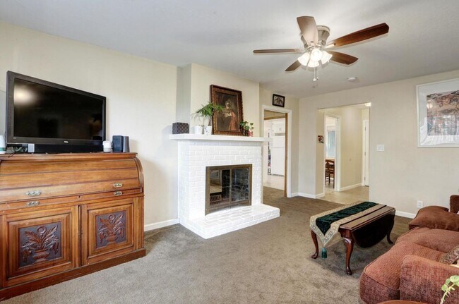 Building Photo - Beautiful Renovated 3/1 In Sacramento