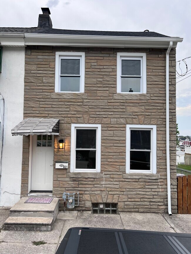 Primary Photo - 421 Grove St