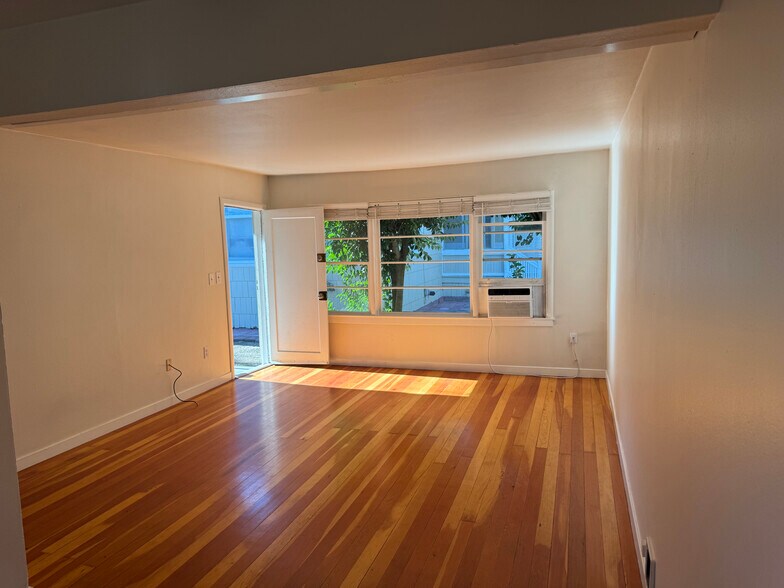 Building Photo - 627 Rose Ave