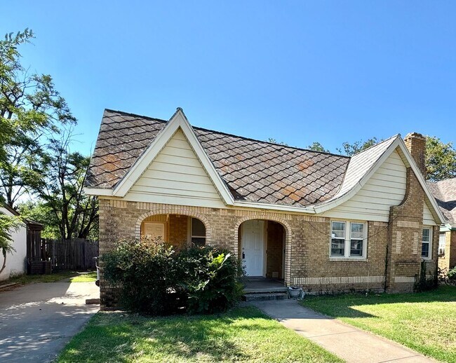 Primary Photo - 2421 22nd St