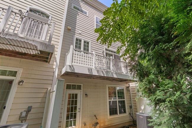 Building Photo - 3 Bedroom 3.5 Bathroom - Wheaton Townhouse...