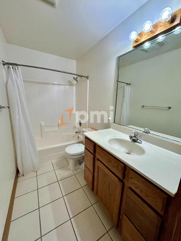 Building Photo - 5107 White Oak Terrace