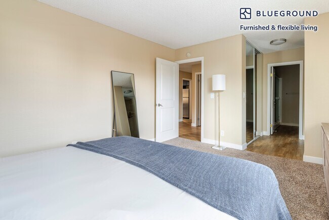 Building Photo - 950 E Hillsdale Blvd