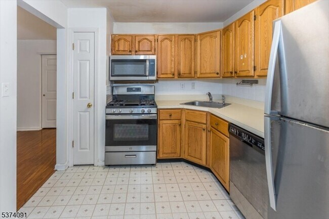 Building Photo - 34 Maple Ln