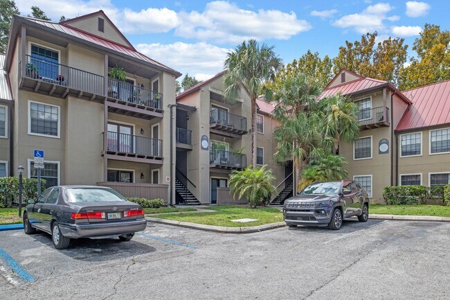 Building Photo - Newly Renovated Ground Floor Condo in Gate...