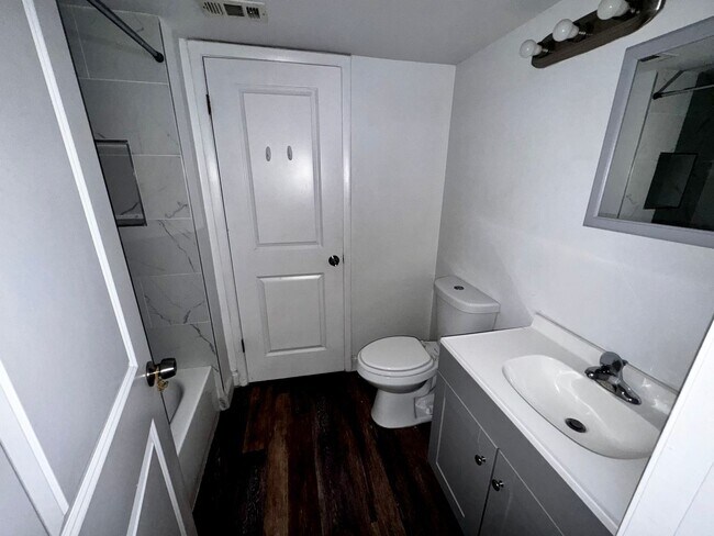 Building Photo - 1 Bedroom 2nd Floor Condo in East Orlando with Laminate Flooring and Scenic Balcony View!