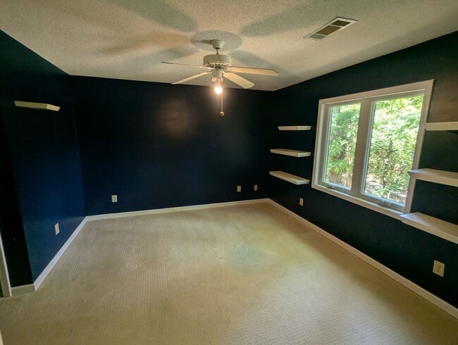 Building Photo - Fabulous 5 Bedroom Home in North River