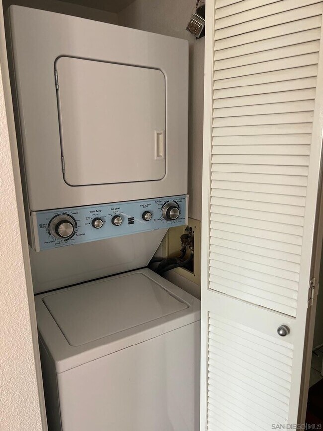 Building Photo - UPTOWN DISTRICT Ground Floor End Unit-2 Bedroom / 2 Bathroom-AVAILABLE NOW!