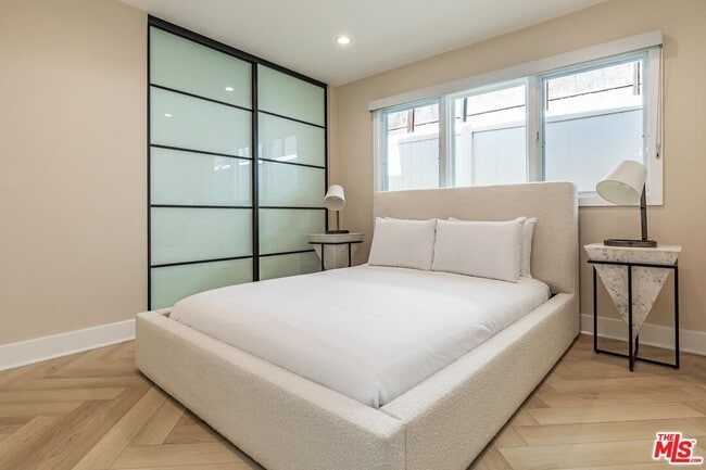 Building Photo - 502 Evelyn Pl