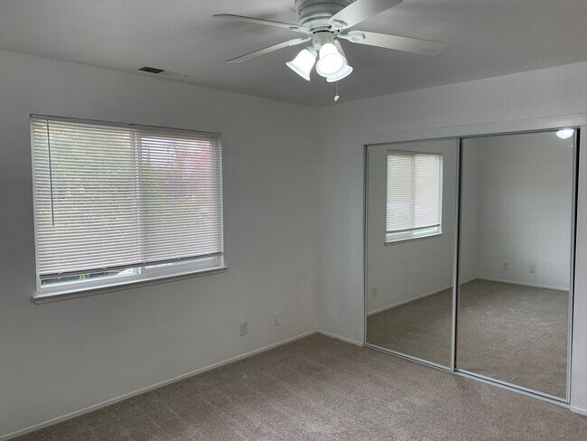 Building Photo - Super clean and move-in ready 3 Bedroom, 2 Bath!!