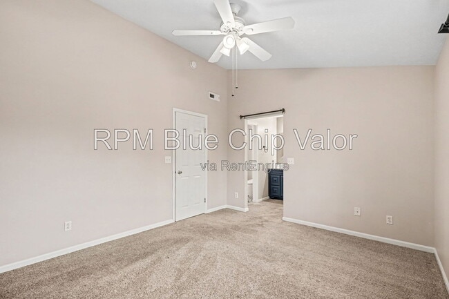 Building Photo - 5290 Bay Pointe Dr