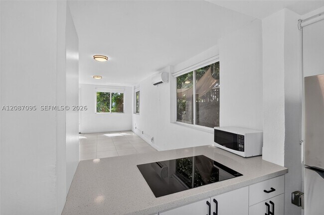 Building Photo - 1055 SW 12th St
