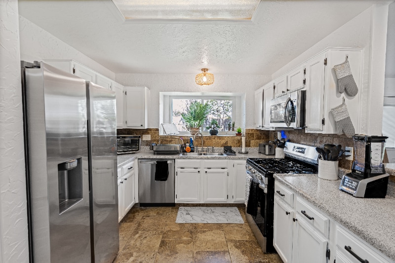 Building Photo - 804 Sylvia Ln