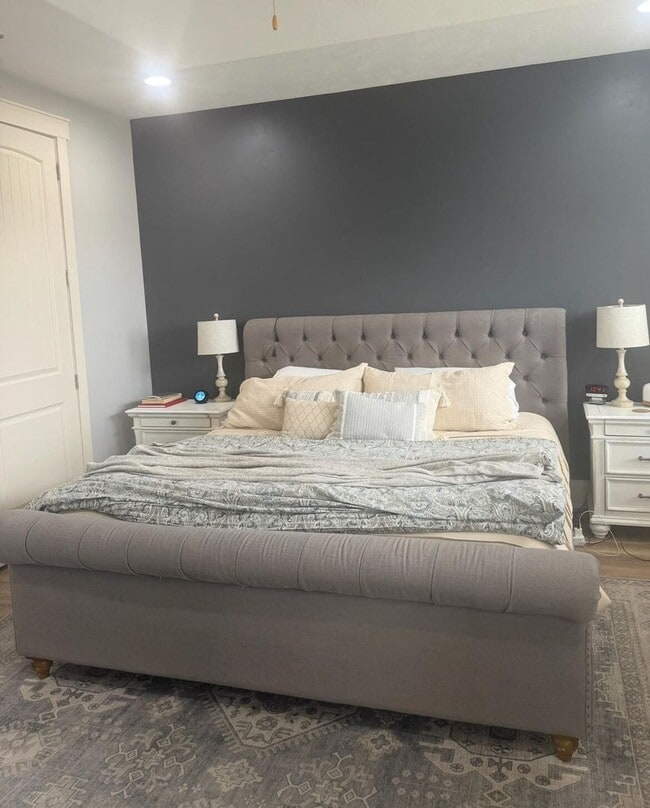 Building Photo - Beautifully Renovated 6 Bedroom Home in th...